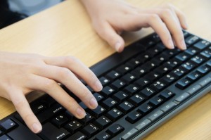 パソコンでブログアフィリエイトをする男性